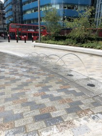 A fountain on the public square also serves as a drainage system. HAURATON has implemented numerous special solutions for Aldgate Square.