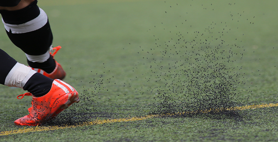 Granulate and fibres from artificial turf enter the environment as microplastics