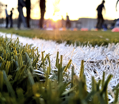 Filled artificial turf pitch with microplastic granulate