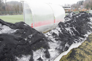 Everyday problem: When clearing snow, granulate is also removed   